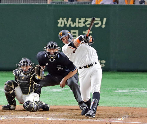 8回裏巨人2死一塁、ゲレーロは左中間に逆転2点本塁打を放つ（撮影・浅見桂子）