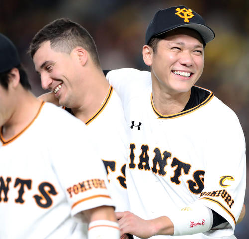 阪神に逆転勝ちし巨人ゲレーロ（左）は坂本勇と笑顔を見せる（撮影・垰建太）