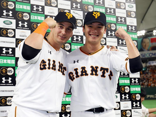 巨人対阪神　お立ち台でポーズを決める巨人ゲレーロ（左）と石川（撮影・垰建太）