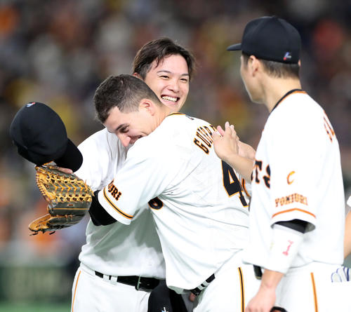 巨人対阪神　阪神に逆転勝ちし巨人ゲレーロ（中央）は石川（左）と笑顔で抱き合う（撮影・垰建太）