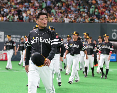 日本ハム対ソフトバンク　逆転負けし渋い表情でスタンドへあいさつに向かう工藤監督（撮影・黒川智章）