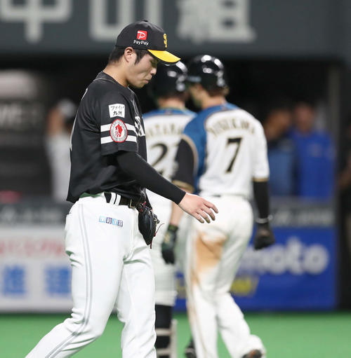 日本ハム対ソフトバンク　8回裏日本ハム1死一、二塁、中田に左前適時打を浴びる甲斐野（撮影・黒川智章）