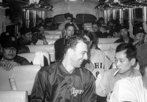 1964年日本シリーズ、バス中のバッキーさん（中央）と吉田義男氏（右）