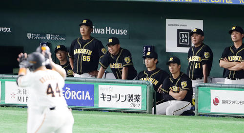 巨人対阪神　8回裏巨人2死一塁、ゲレーロ（手前）に逆転2点本塁打を許し、ぼう然と見つめる矢野監督（左奥）ら阪神ベンチ（撮影・浅見桂子）