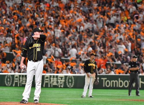 巨人対阪神　8回裏巨人2死一塁、ゲレーロに左中間へ逆転2点本塁打を浴びるジョンソン（撮影・上田博志）