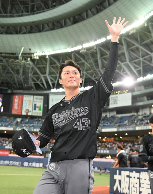 オリックス対楽天　ファンの声援にこたえる山本由伸（撮影・渦原淳）