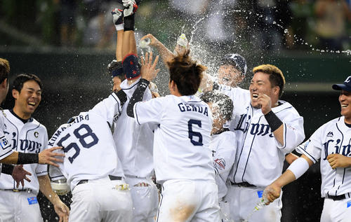 西武対ロッテ　11回裏西武2死、相手の後逸で生還した木村文紀を祝福するナイン（撮影・たえ見朱実）