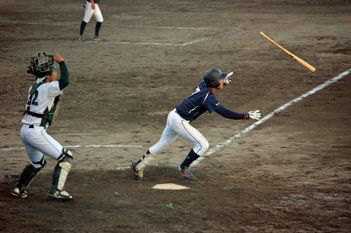 東日本国際大対石巻専大　延長11回東日本国際大1死満塁、決勝の右前適時打を放つ磯辺