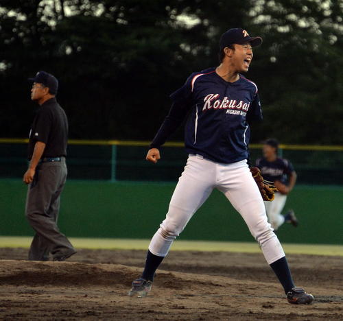 東日本国際大対石巻専大　タイブレークにもつれた11回の熱戦で4安打完封勝利を挙げ、雄たけびをあげる東日本国際大・蒔田