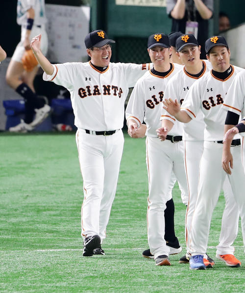 巨人対阪神　8回裏に逆転してM5とし、笑顔でゲレーロと抱擁する原監督（撮影・浅見桂子）