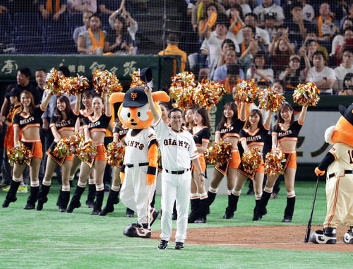 巨人対阪神　8回裏に逆転してM5とし、笑顔であいさつする原監督（撮影・浅見桂子）
