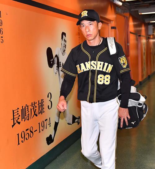 巨人対阪神　東京ドームを引き揚げる矢野監督（撮影・上田博志）