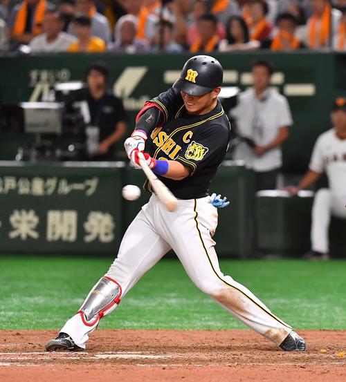7回表阪神2死二塁、中前に適時打を放つ糸原（撮影・上田博志）