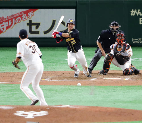 巨人対阪神　7回表阪神2死二塁、糸原は中前適時打を放つ。投手宮国（撮影・浅見桂子）