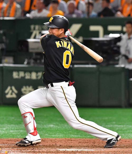 4回表阪神2死一、三塁、中前に勝ち越し適時打を放つ木浪（撮影・上田博志）