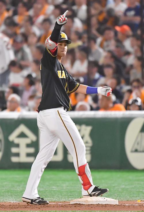 巨人対阪神　4回表阪神2死一、三塁、中前に勝ち越し適時打を放った木浪はベンチに向かってポーズ（撮影・上田博志）