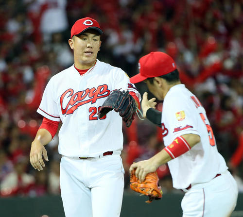 6回、小園（右）を出迎えるケムナ（撮影・栗木一考）