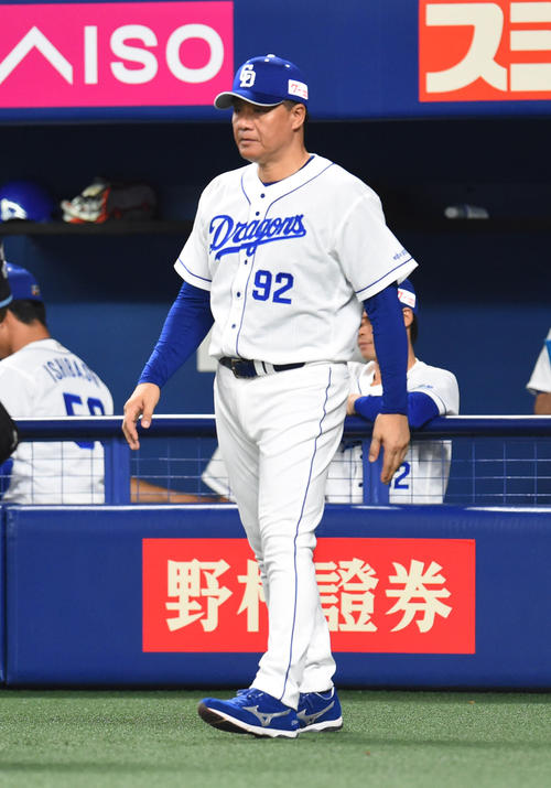 中日対DeNA　6回表2死二塁、投手交代を告げる与田剛監督（撮影・森本幸一）