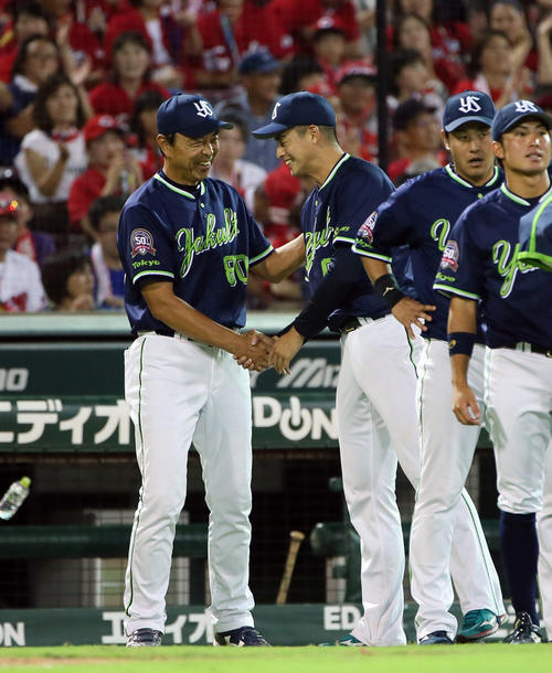 広島対ヤクルト　小川淳司監督（左）と握手を交わす田川賢吾（撮影・栗木一考）