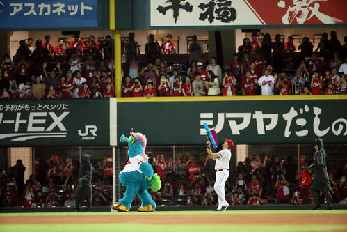 5回終了後、バズーカを打ち込むエルドレッド（撮影・栗木一考）