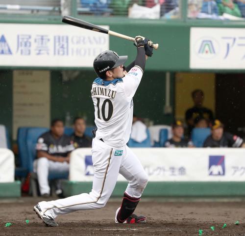 日本ハム対ソフトバンク　4回裏日本ハム1死二塁、左越え2点本塁打を放つ清水（撮影・黒川智章）