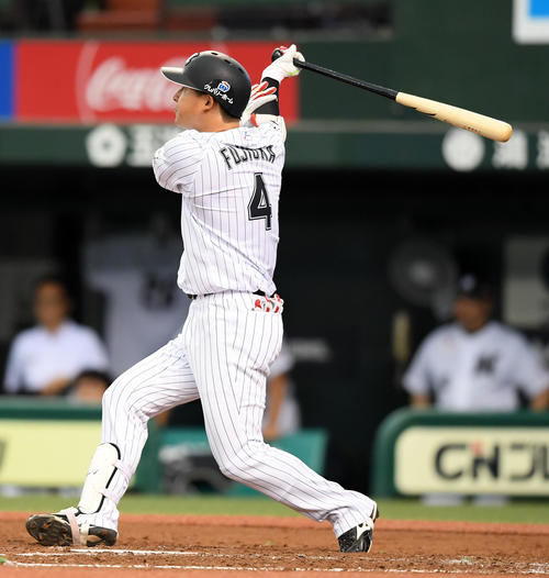 西武対ロッテ　5回表ロッテ1死、右越えに2号ソロ本塁打を放つ藤岡（撮影・たえ見朱実）