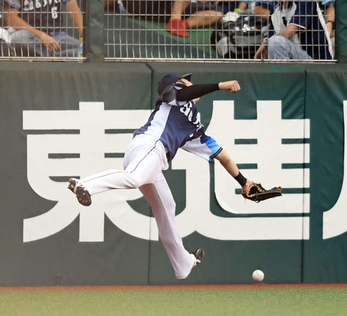 西武対ロッテ　6回表ロッテ無死一塁、井上晴哉の打球にグラブを伸ばす金子（撮影・たえ見朱実）