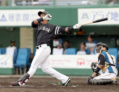 日本ハム対ソフトバンク　6回表ソフトバンク2死、グラシアルは左越え本塁打を放つ（撮影・佐藤翔太）