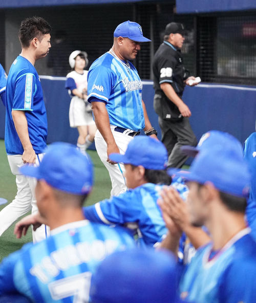 中日対DeNA　7回表DeNA攻撃終了、選手交代を告げベンチへ戻るアレックス・ラミレス監督（撮影・森本幸一）
