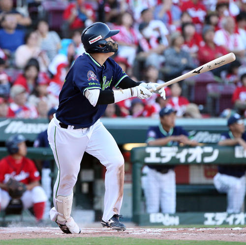 広島対ヤクルト　8回表ヤクルト無死、村上は左越えにソロ本塁打を放つ（撮影・栗木一考）