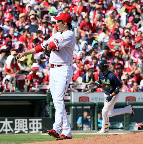 広島対ヤクルト　2回表ヤクルト1死、広岡に同点ソロ本塁打を浴びる大瀬良（撮影・栗木一考）