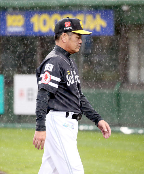 日本ハム対ソフトバンク　選手交代を告げベンチに戻るソフトバンク工藤監督（撮影・佐藤翔太）