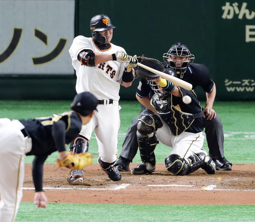 15日の阪神戦の6回に死球を受ける巨人阿部