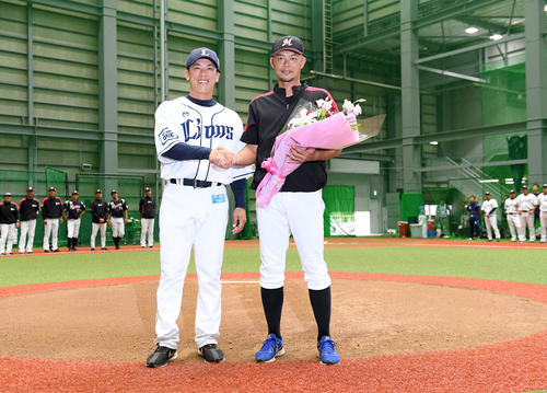 西武対ロッテ　今季引退するロッテ福浦和也（右）は、同級生で西武二軍監督の松井稼頭央から花束を贈られる（撮影・たえ見朱実）