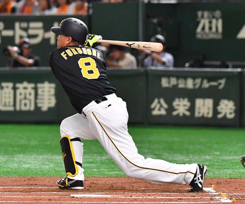 巨人対阪神　1回表阪神1死二塁、中前に先制適時打を放つ福留孝介（撮影・上田博志）