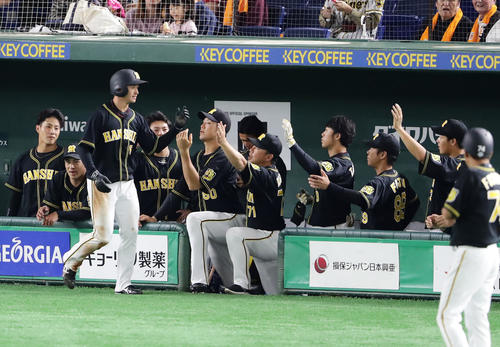 巨人対阪神　1回表阪神1死二塁、福留の右越え先制適時打で生還した近本はナインとハイタッチ（撮影・浅見桂子）
