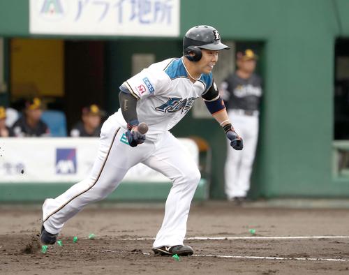 日本ハム対ソフトバンク　3回裏日本ハム2死三塁、右前適時打を放つ近藤（撮影・黒川智章）