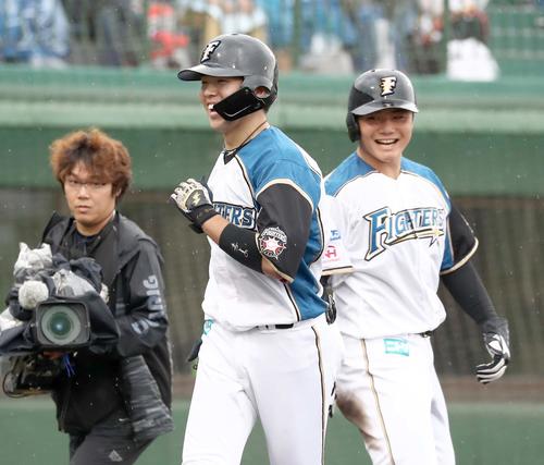 日本ハム対ソフトバンク　4回裏、2点本塁打を放った清水（左）は清宮に出迎えられ笑顔（撮影・黒川智章）