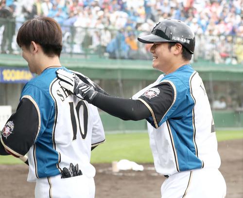 日本ハム対ソフトバンク　4回裏、2点本塁打を放った清水（左）を祝福する清宮（撮影・黒川智章）