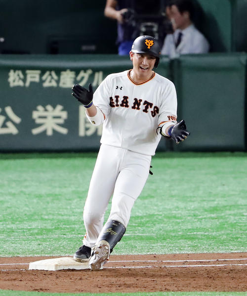 巨人対阪神　4回裏巨人2死一、三塁、小林は中前同点適時打を放ち、一塁で笑顔で拍手（撮影・浅見桂子）