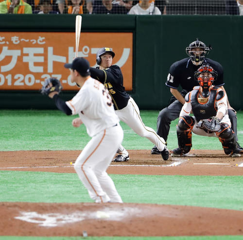 巨人対阪神　6回表阪神無死、近本は左中間二塁打を放つ。投手桜井（撮影・浅見桂子）