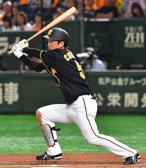 巨人対阪神　6回表阪神無死、左中間へ二塁打を放つ近本光司（撮影・上田博志）