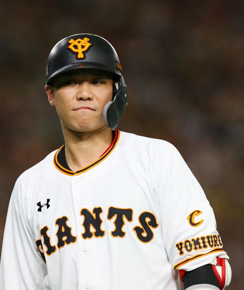 巨人対阪神　5回裏巨人無死一塁、左飛に倒れさえない表情で引き揚げる坂本勇（撮影・垰建太）