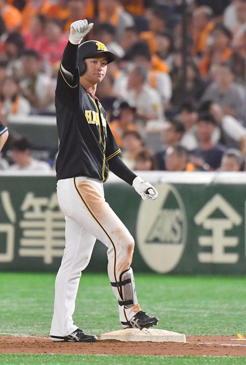 巨人対阪神　7回表阪神2死、中前安打を放つ近本光司（撮影・上田博志）