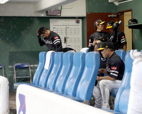 日本ハム対ソフトバンク　8回雨天コールドで試合終了となり一礼し引き揚げるソフトバンク工藤監督（左）（撮影・佐藤翔太）
