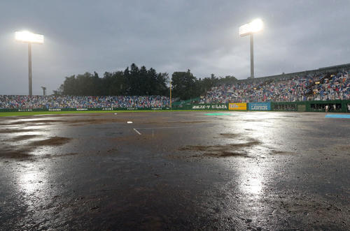 日本ハム対ソフトバンク　8回雨天コールドとなる旭川スタルヒン球場（撮影・佐藤翔太）
