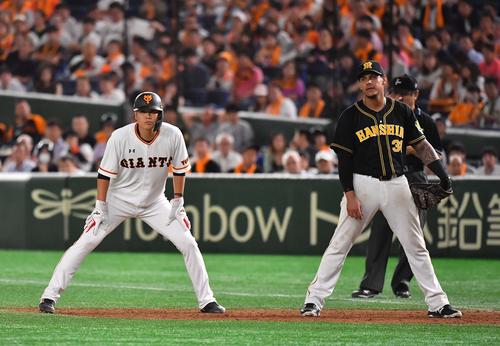 巨人対阪神　9回裏巨人1死一塁、阿部の代走でリードをとる宮国（撮影・上田博志）