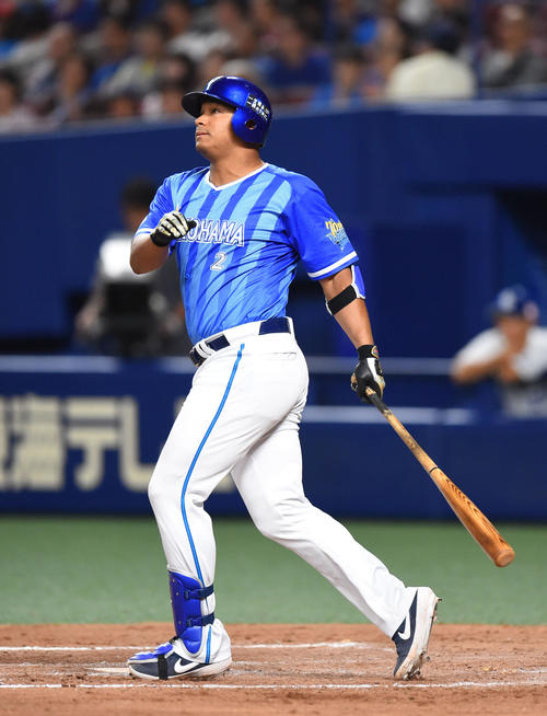 中日対DeNA　9回表DeNA無死、左越え本塁打を放ったロペス（撮影・森本幸一）