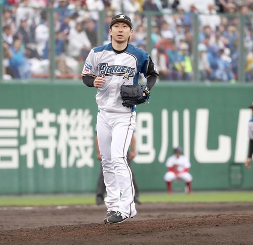 日本ハム対ソフトバンク　5回表ソフトバンク2死一塁、高谷を三振にとり軽く飛び跳ねる金子（撮影・黒川智章）
