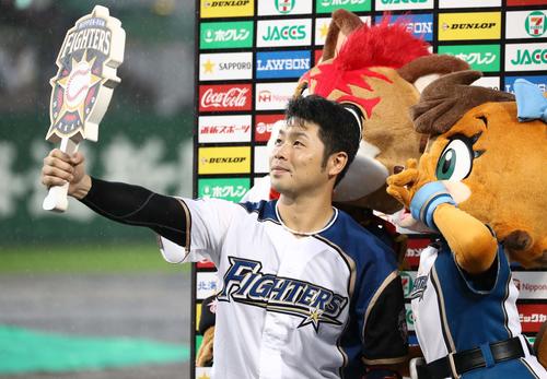日本ハム対ソフトバンク　お立ち台で「自撮り」する近藤（撮影・黒川智章）